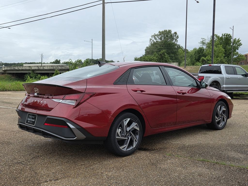 Certified 2025 Hyundai Elantra Sport FWD image 4