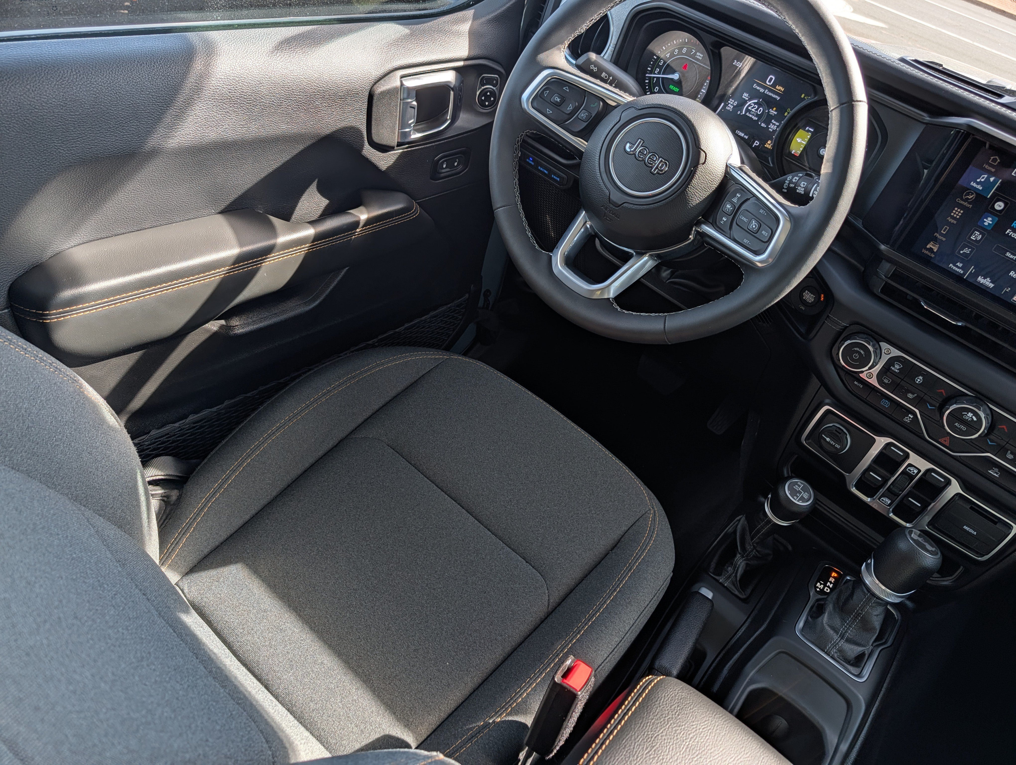 Used 2025 Jeep Wrangler Unlimited Sahara AWD/4WD image 9