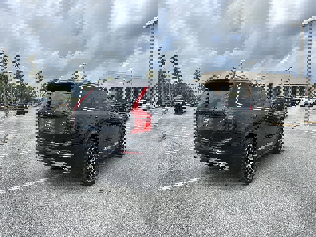 Used 2017 Volvo XC90 T8 Inscription w/ Vision Package image 3