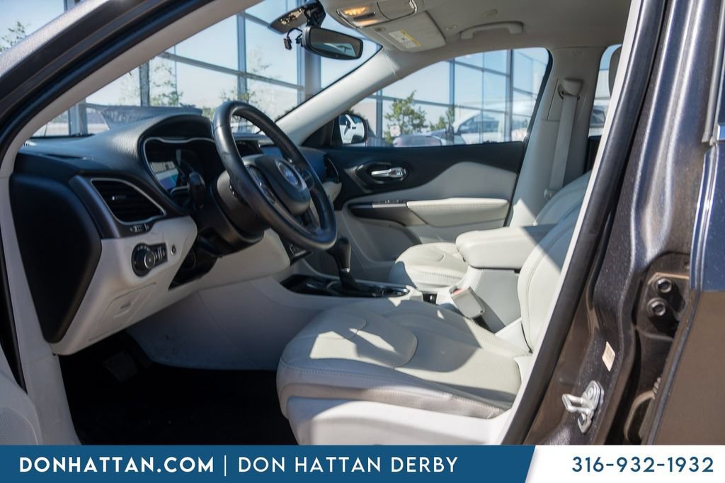 Used 2019 Jeep Cherokee Limited w/ Luxury Group FWD image 3