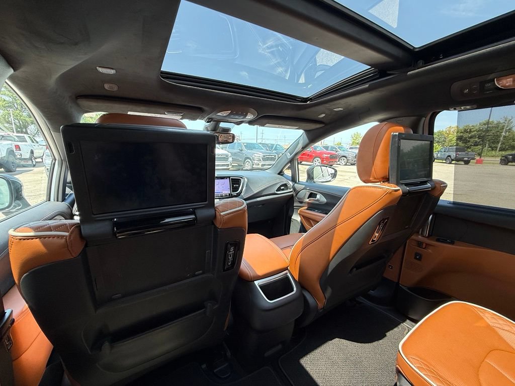 Used 2025 Chrysler Pacifica Pinnacle w/ Trailer Tow Group FWD image 28