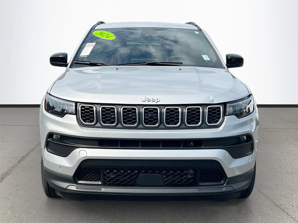Used 2024 Jeep Compass Latitude AWD/4WD image 2
