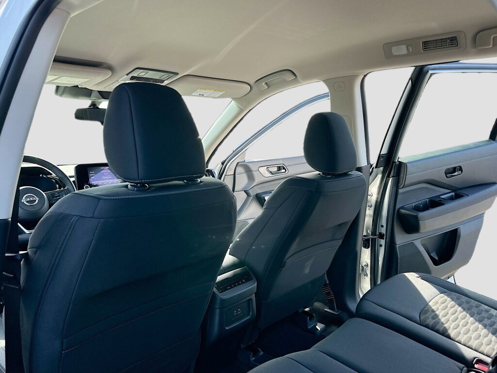 New 2025 Nissan Pathfinder SV image 6