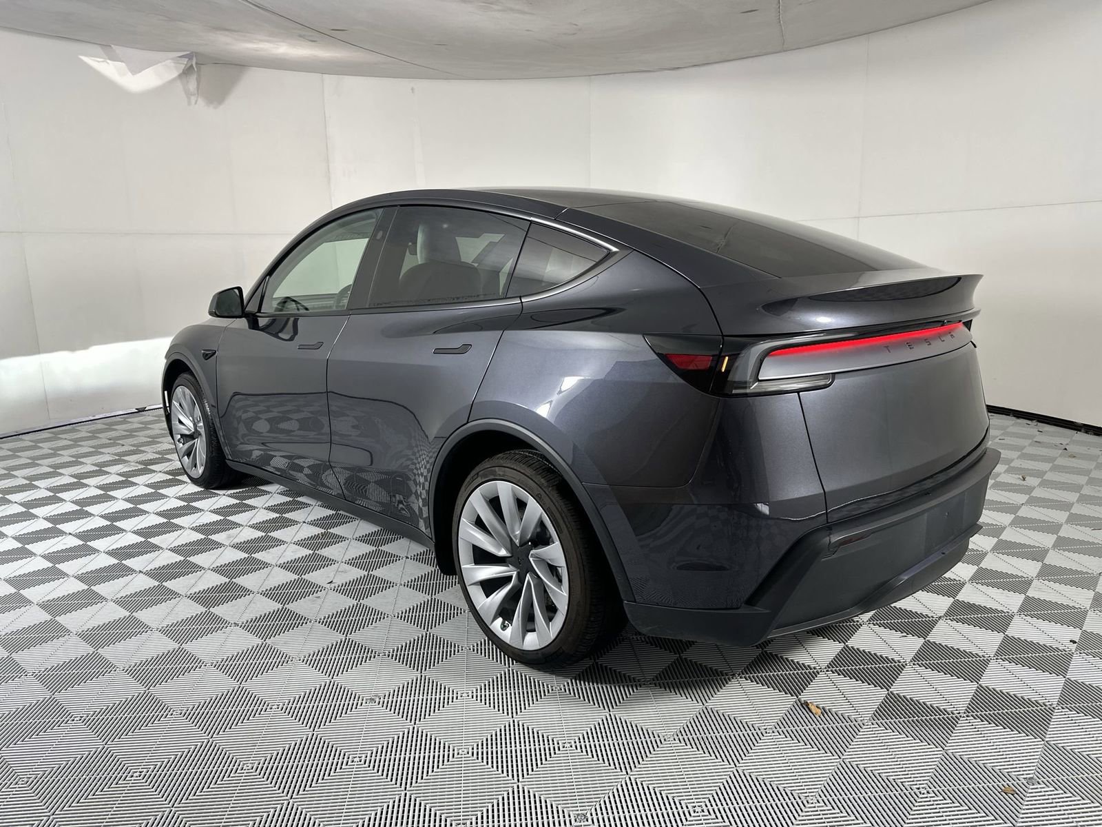 Used 2026 Tesla Model Y 2WD image 6