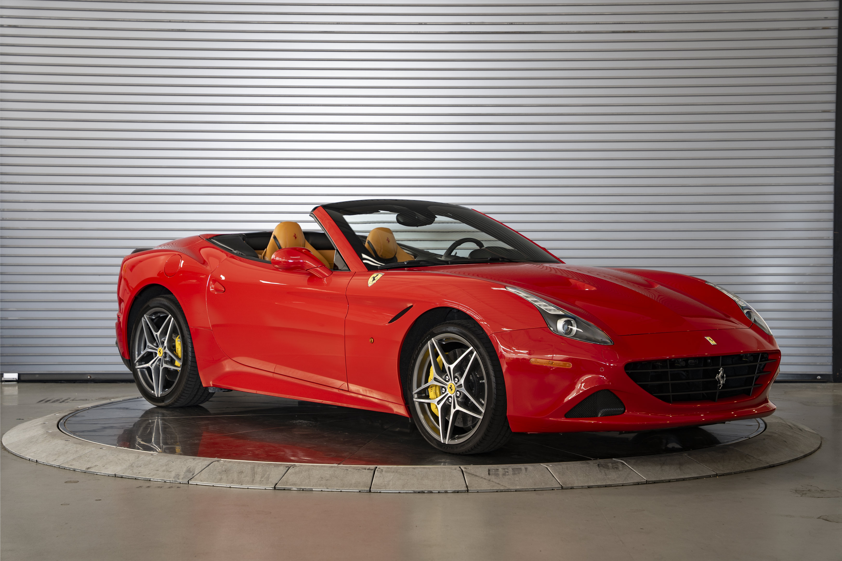 Used 2016 Ferrari California T RWD image 5