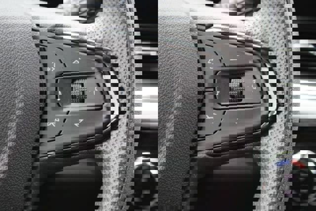 Used 2025 Chevrolet Trax LT image 13