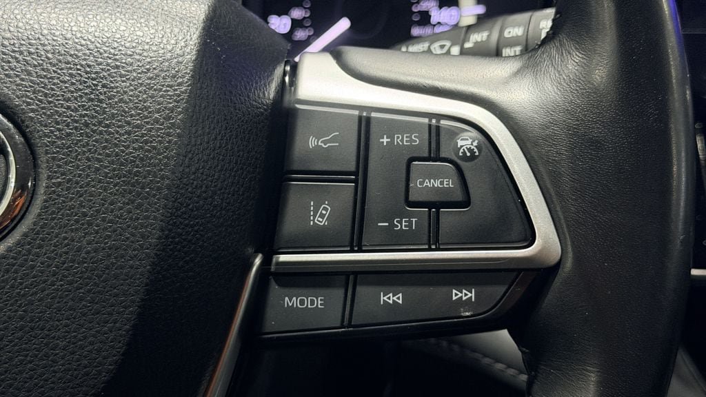 Used 2024 Toyota Highlander LE FWD image 18