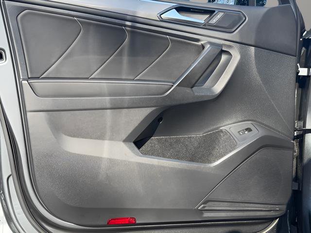 Used 2022 Volkswagen Tiguan SE R-Line image 10