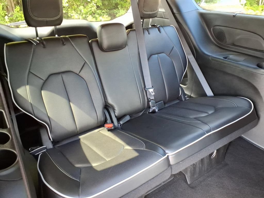Used 2025 Chrysler Pacifica Limited FWD image 13