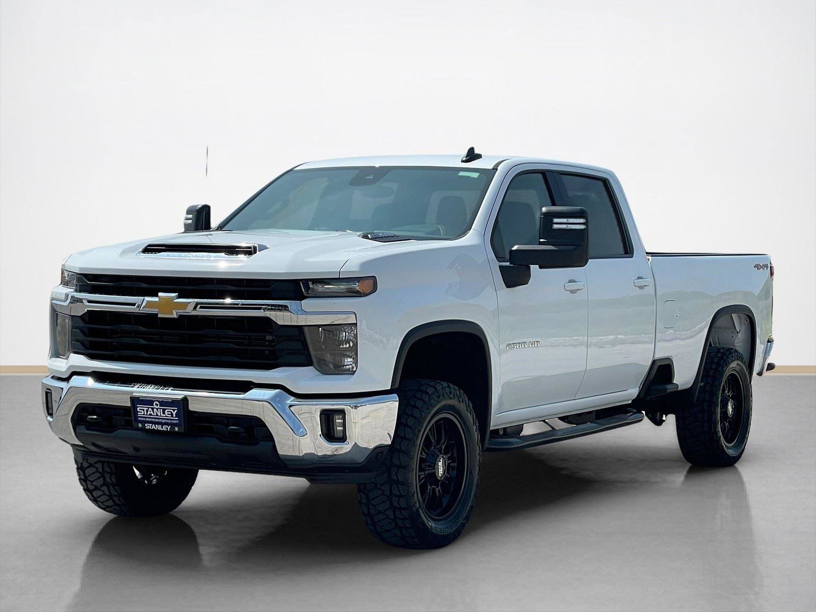 Used 2025 Chevrolet Silverado 2500 LT w/ Convenience Package AWD/4WD image 3