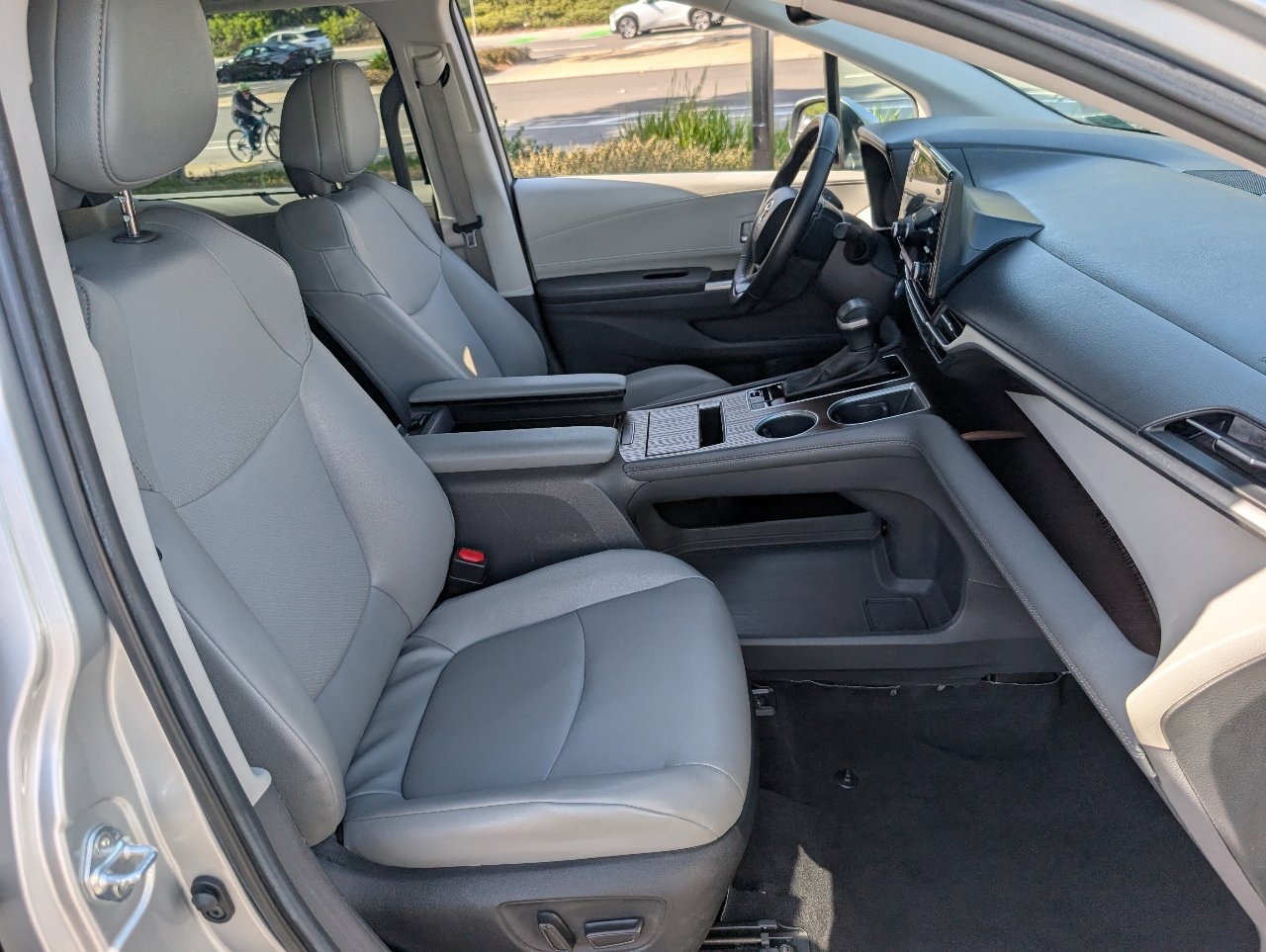 Used 2024 Toyota Sienna XLE image 9