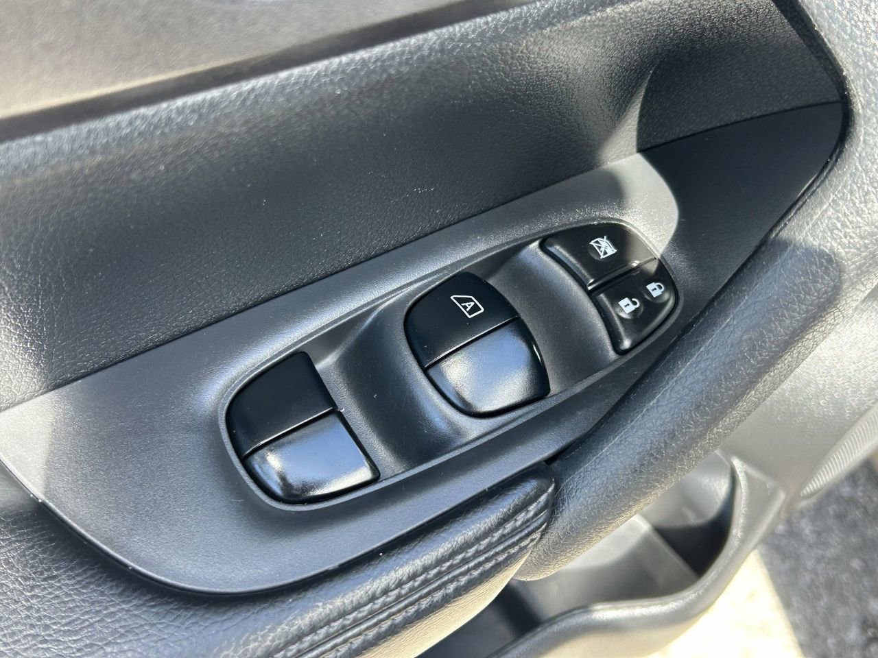 Used 2016 Nissan Rogue S FWD image 28