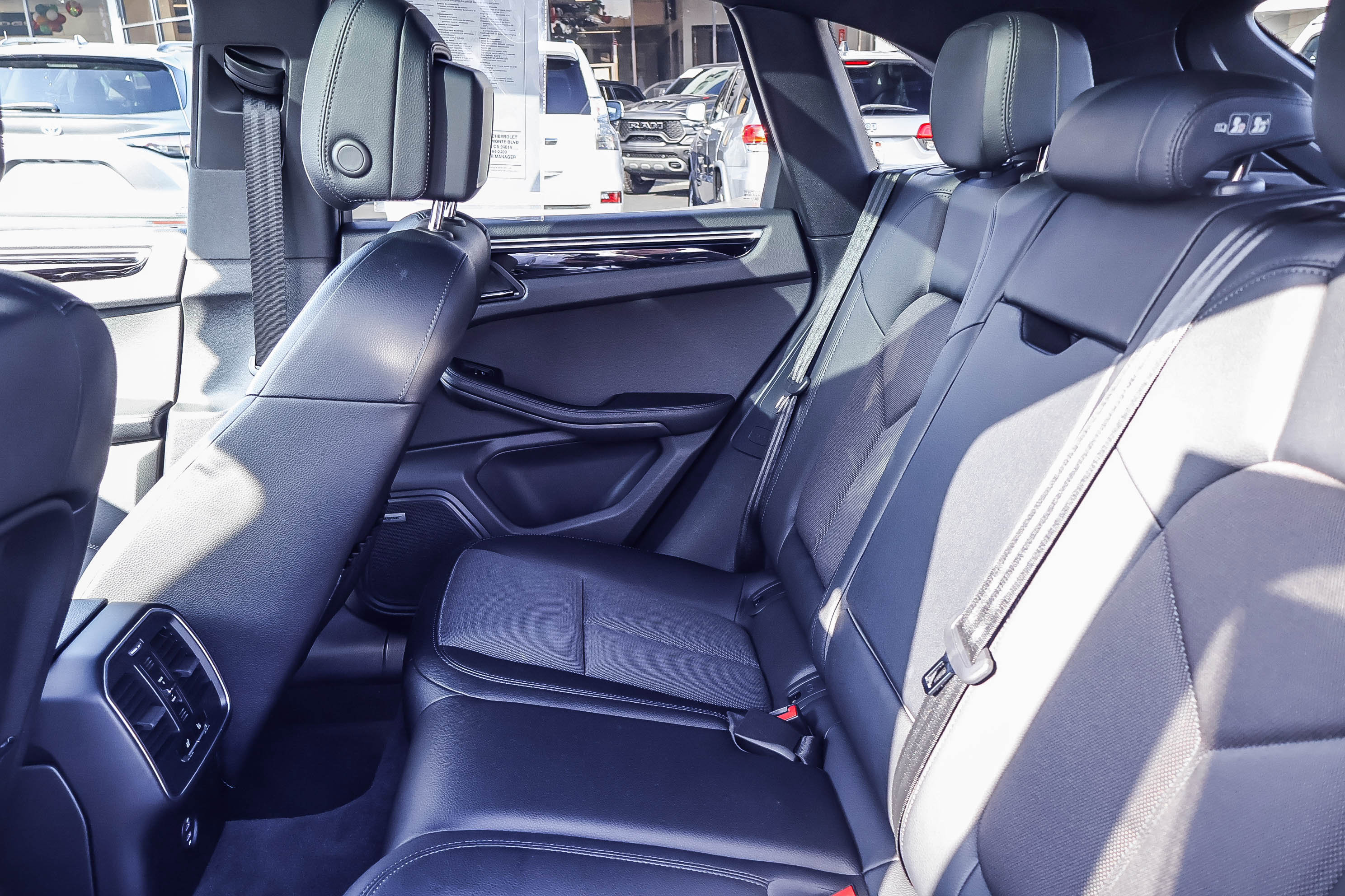 Used 2023 Porsche Macan image 15