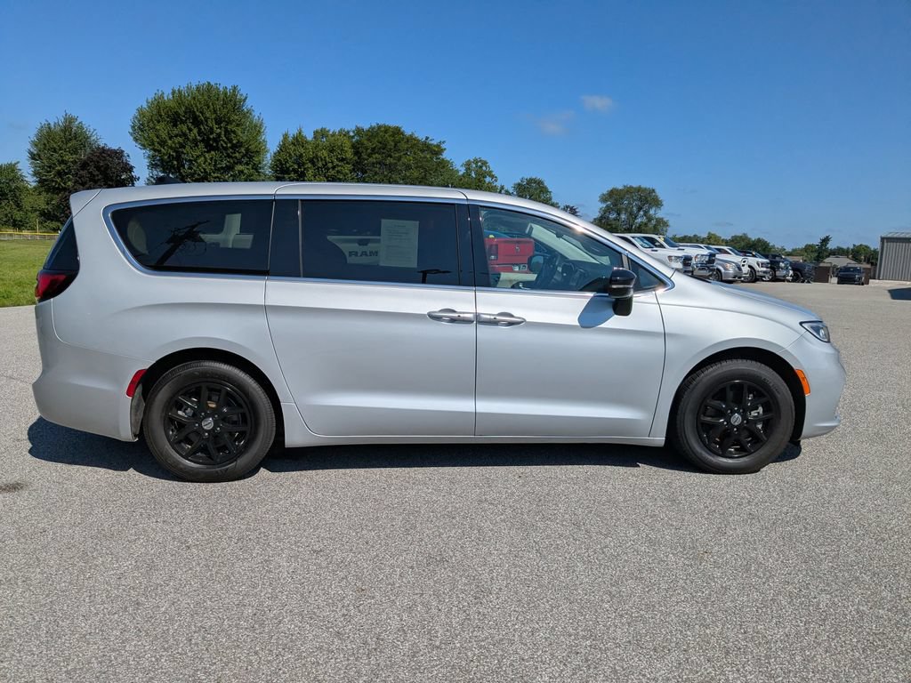 Used 2024 Chrysler Pacifica Touring-L FWD image 4