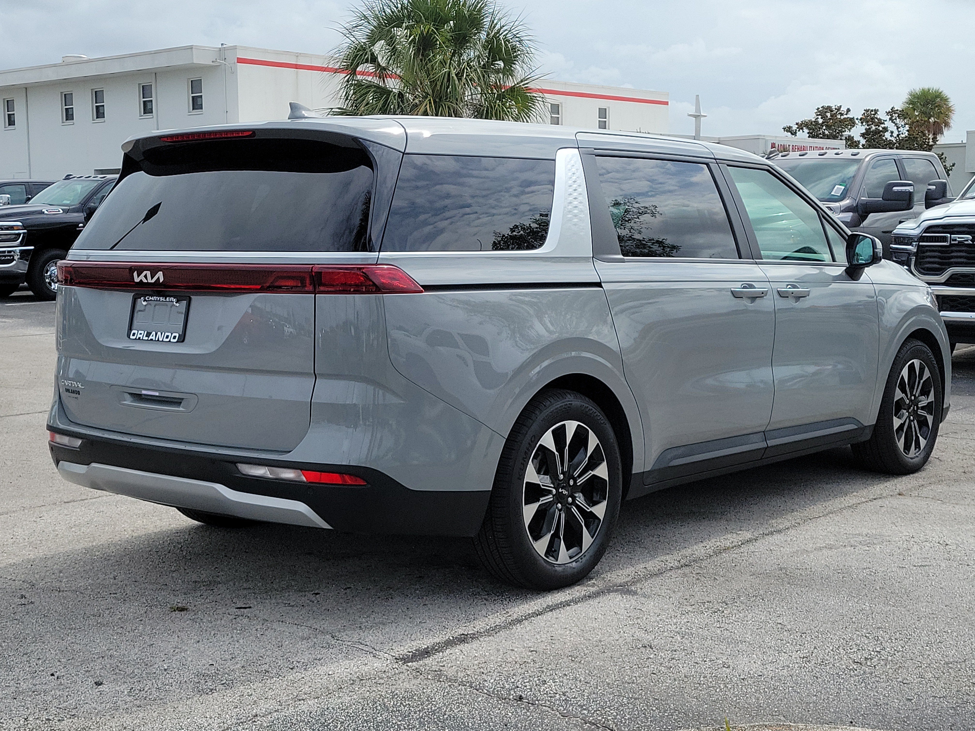 Used 2024 Kia Carnival EX FWD image 7