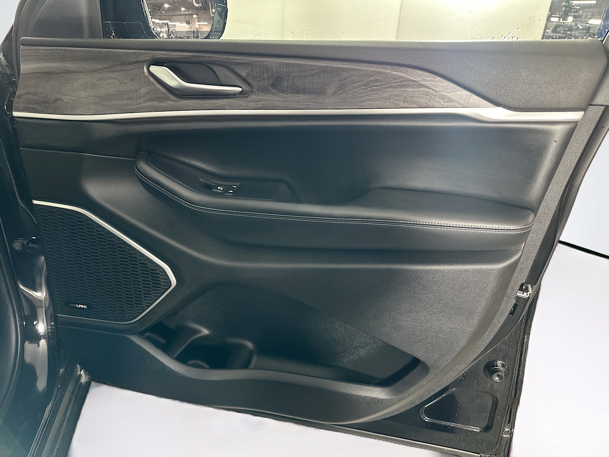 Used 2023 Jeep Grand Cherokee Limited w/ Black Appearance Package image 32