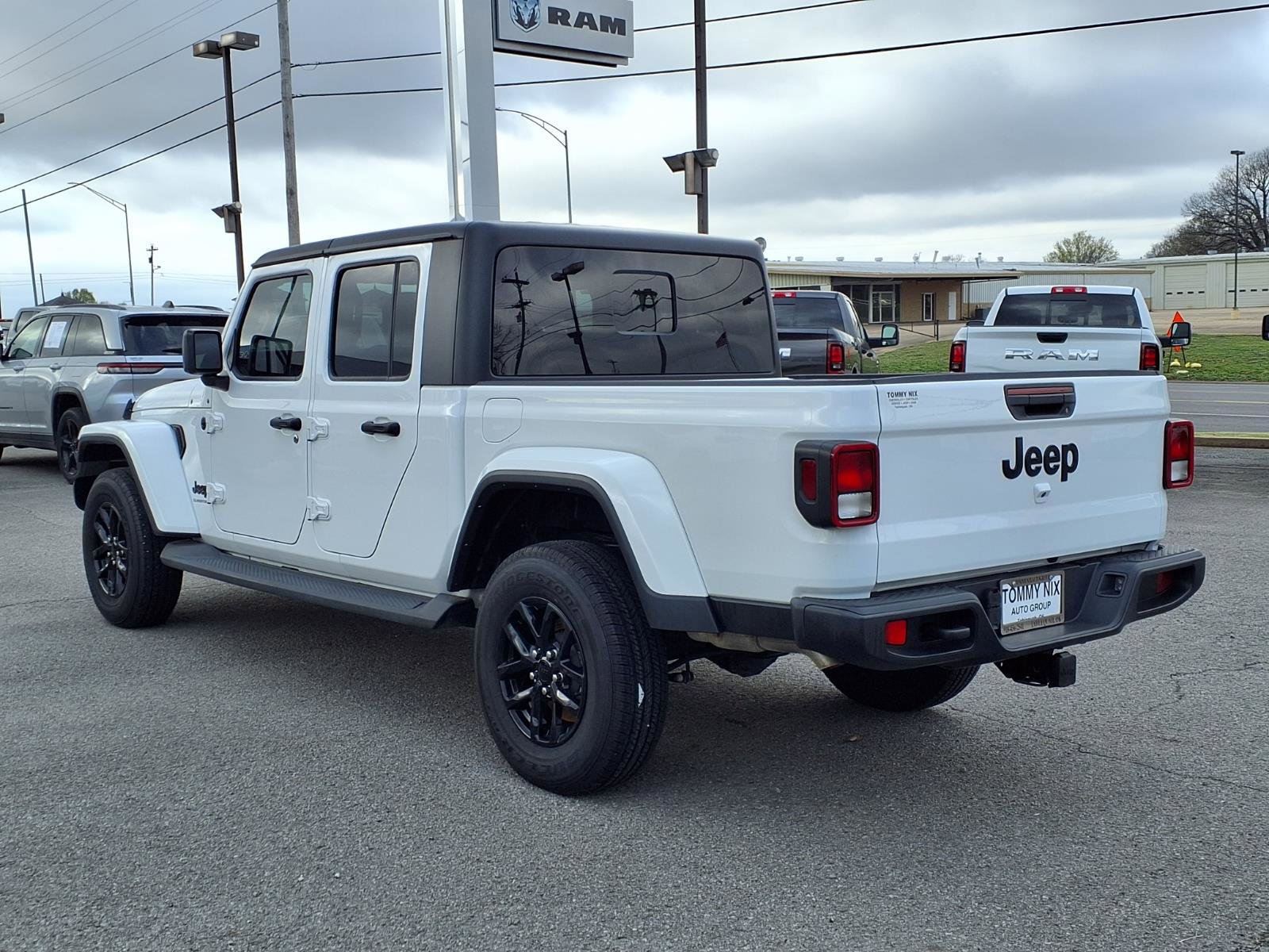 Used 2023 Jeep Gladiator Sport image 2