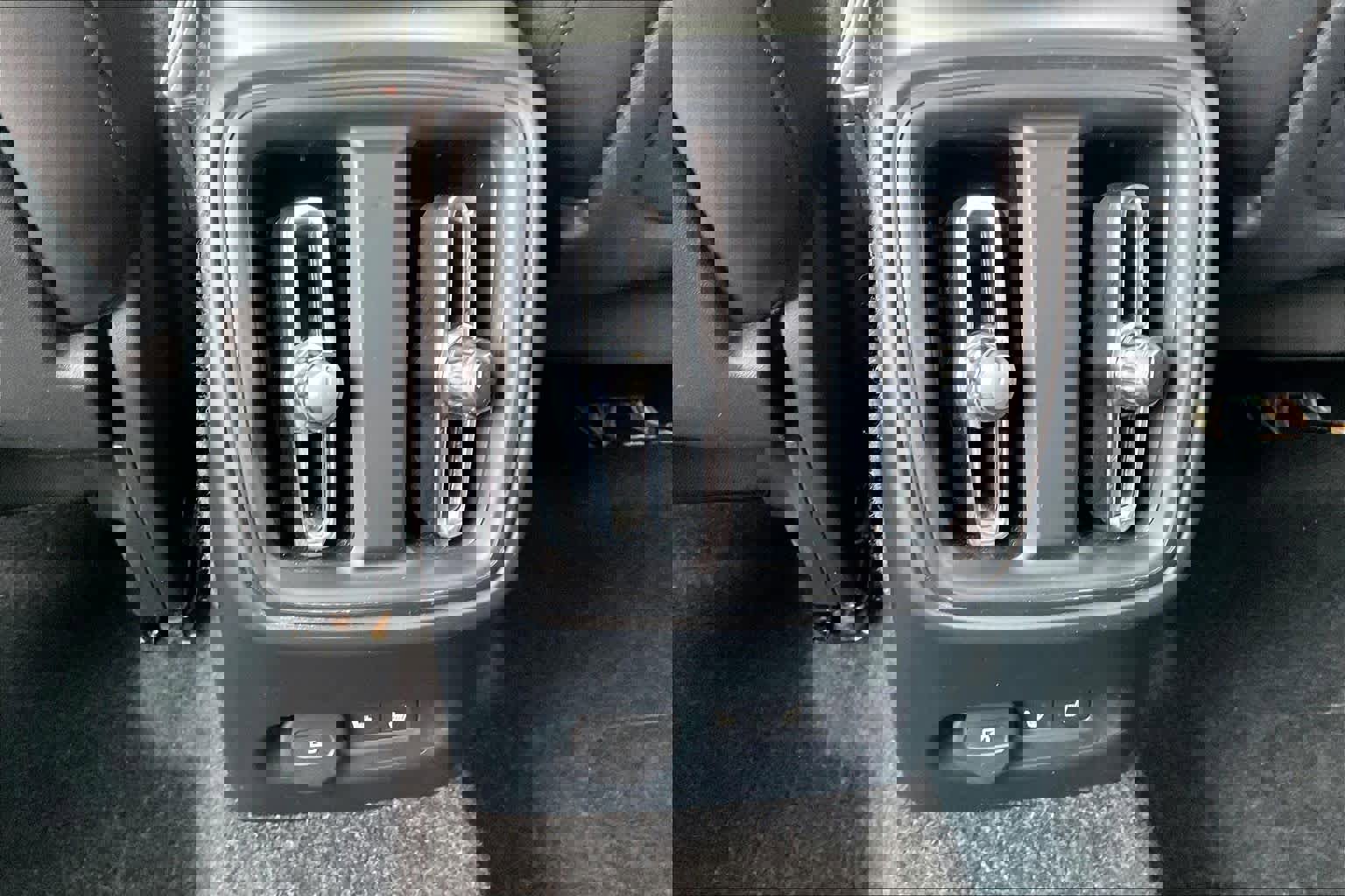 Used 2023 Volvo XC40 Recharge Ultimate image 38