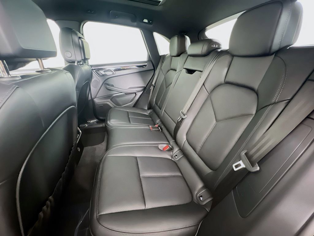 Certified 2026 Porsche Macan AWD/4WD image 24