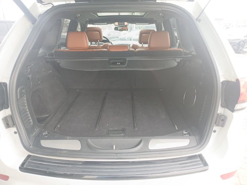 Used 2015 Jeep Grand Cherokee SRT w/ Luxury Group II image 28