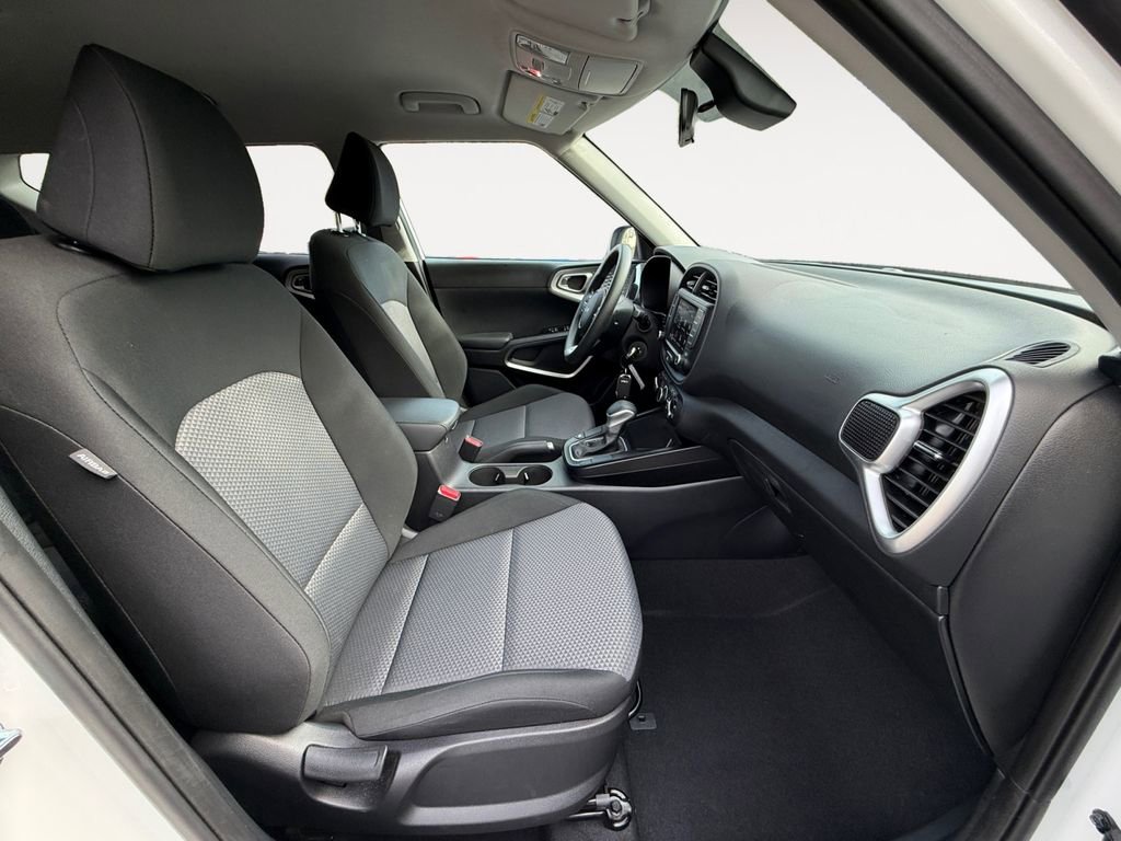 Used 2025 Kia Soul LX w/ LX Technology Package image 12