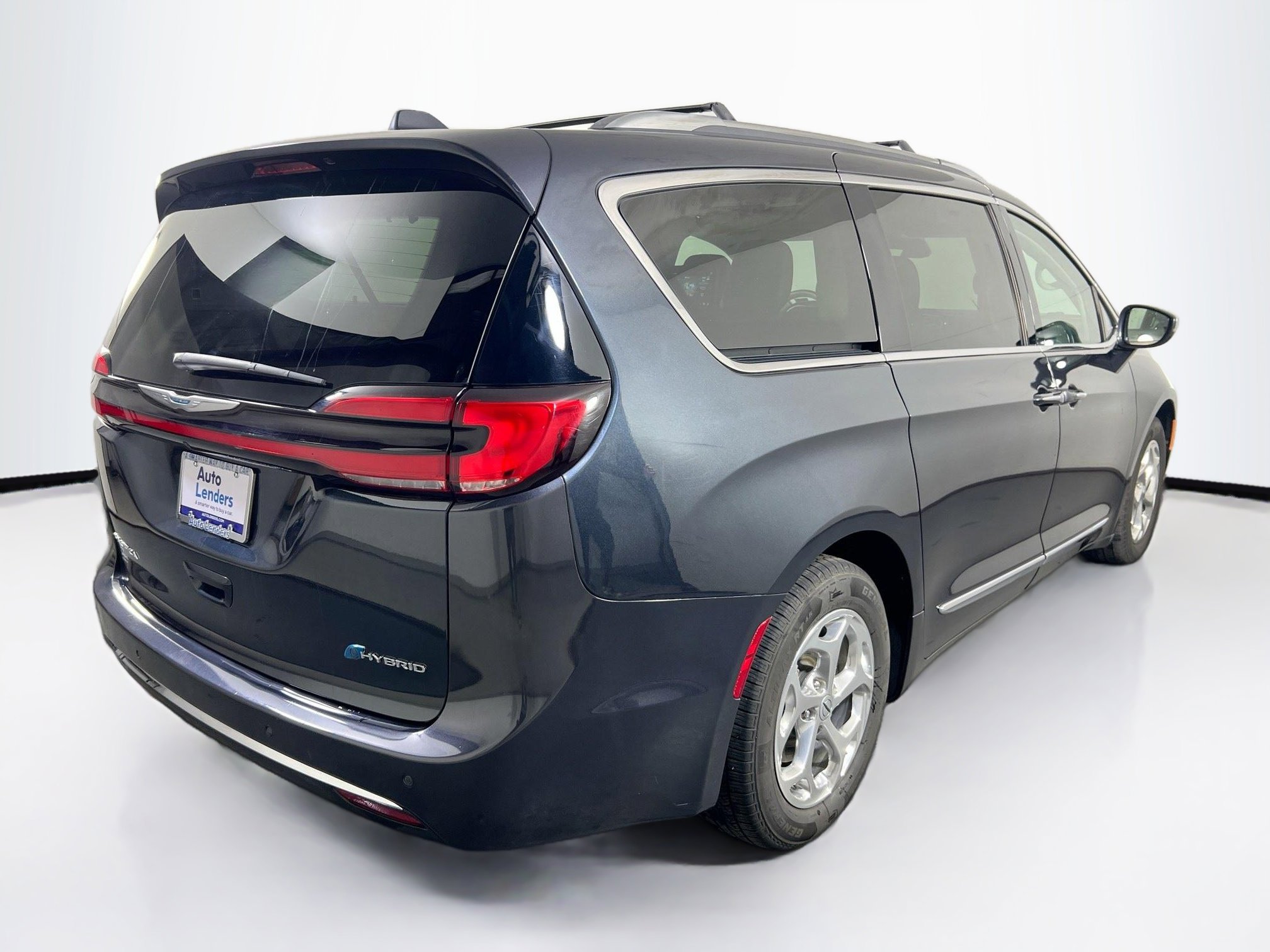 Used 2021 Chrysler Pacifica Limited w/ Uconnect Theater Family Group image 5