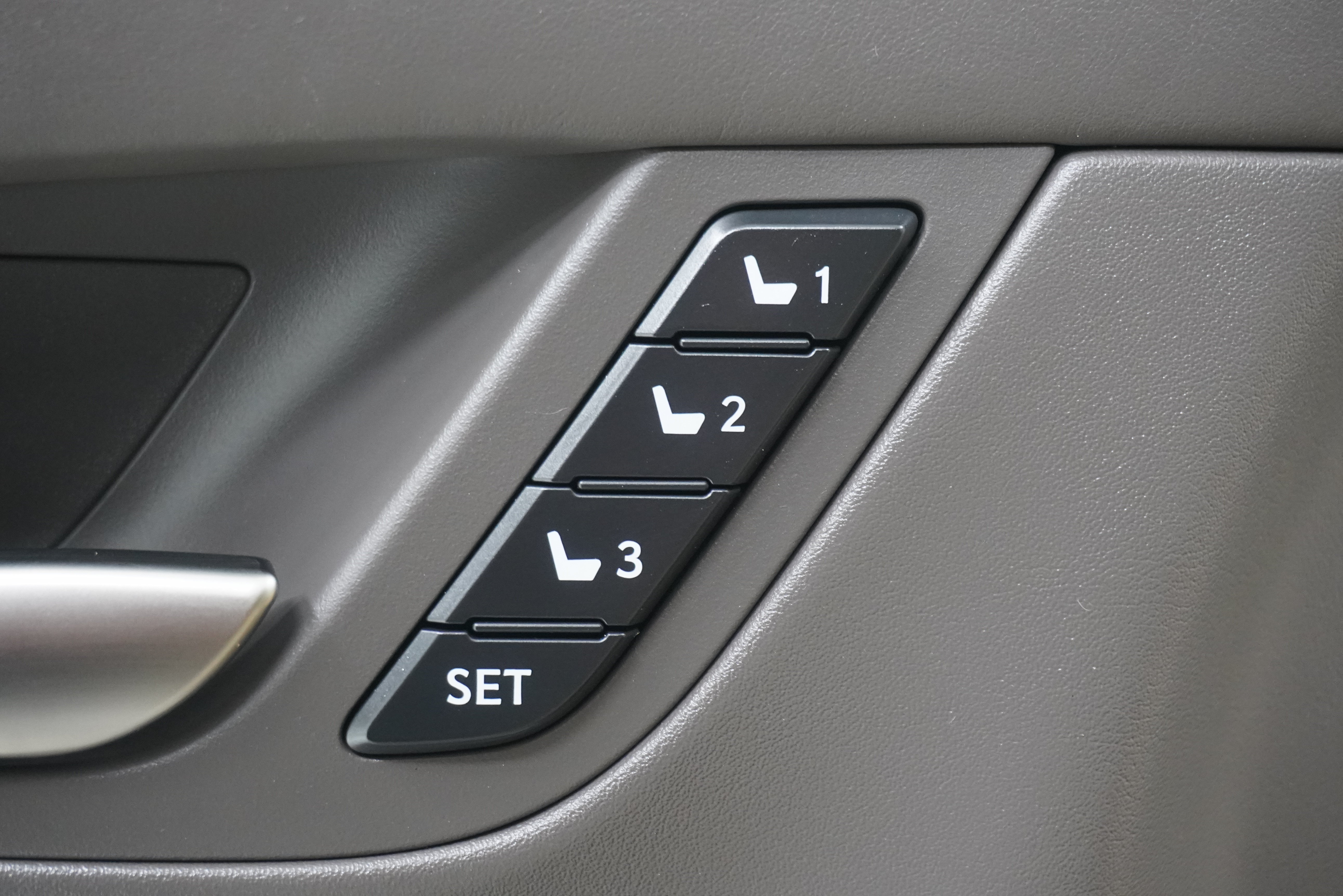 Used 2019 Lexus LX 570 4WD w/ Luxury Package image 19