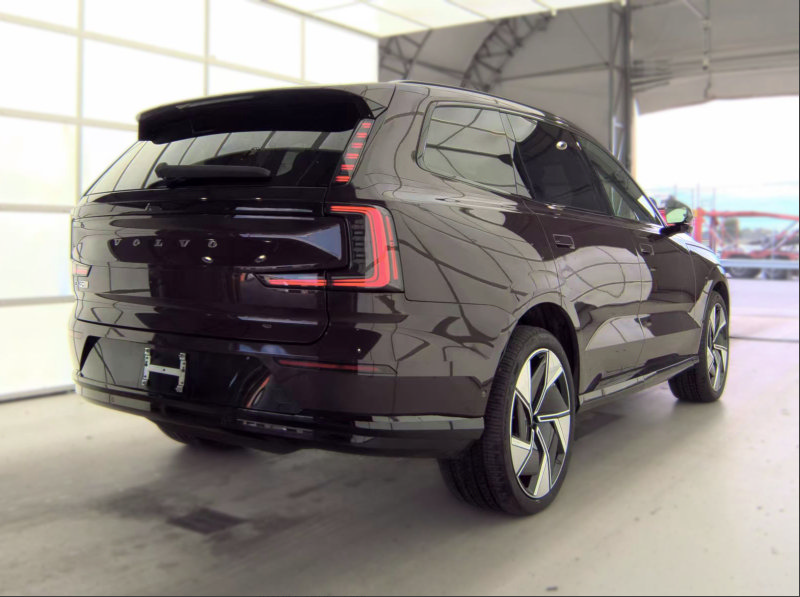 Used 2025 Volvo EX90 Ultra AWD/4WD image 2