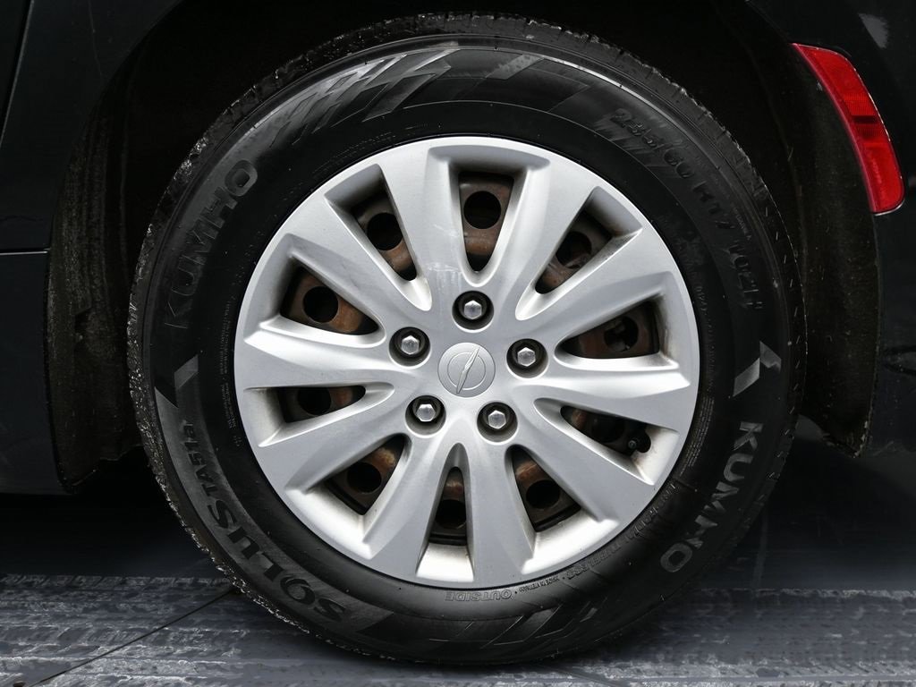 Used 2020 Chrysler Voyager L image 12