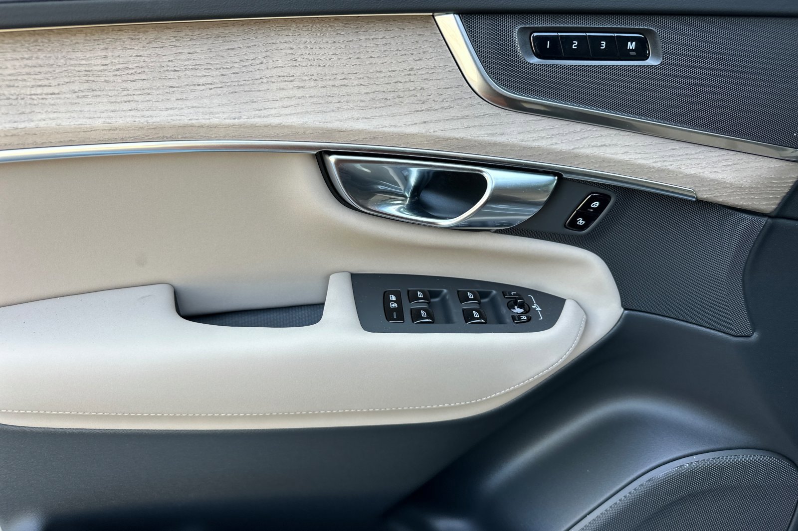 New 2026 Volvo XC90 T8 Plus AWD/4WD image 9
