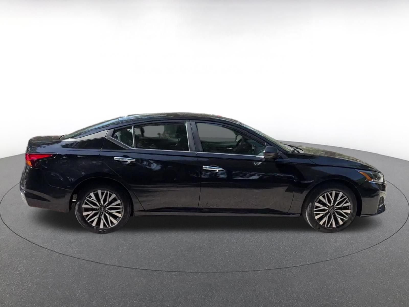 Used 2025 Nissan Altima 2.5 SV FWD image 13
