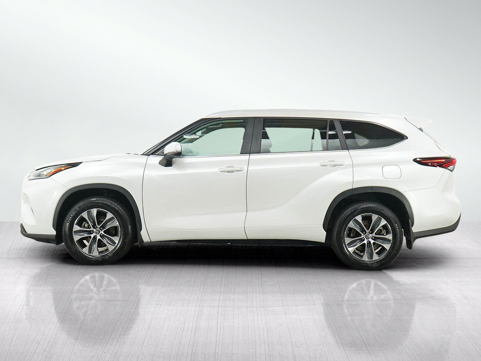 Used 2024 Toyota Highlander XLE AWD/4WD image 2