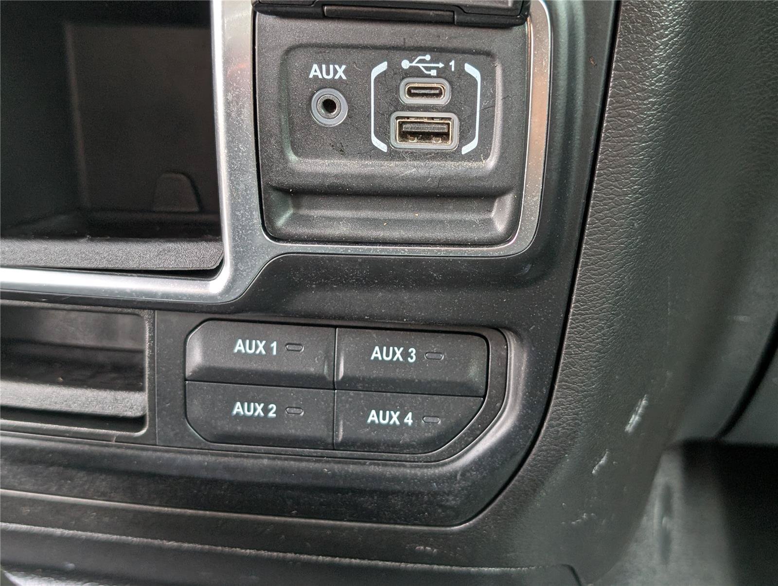 Used 2022 Jeep Gladiator Sport w/ Trailer Tow Package AWD/4WD image 24
