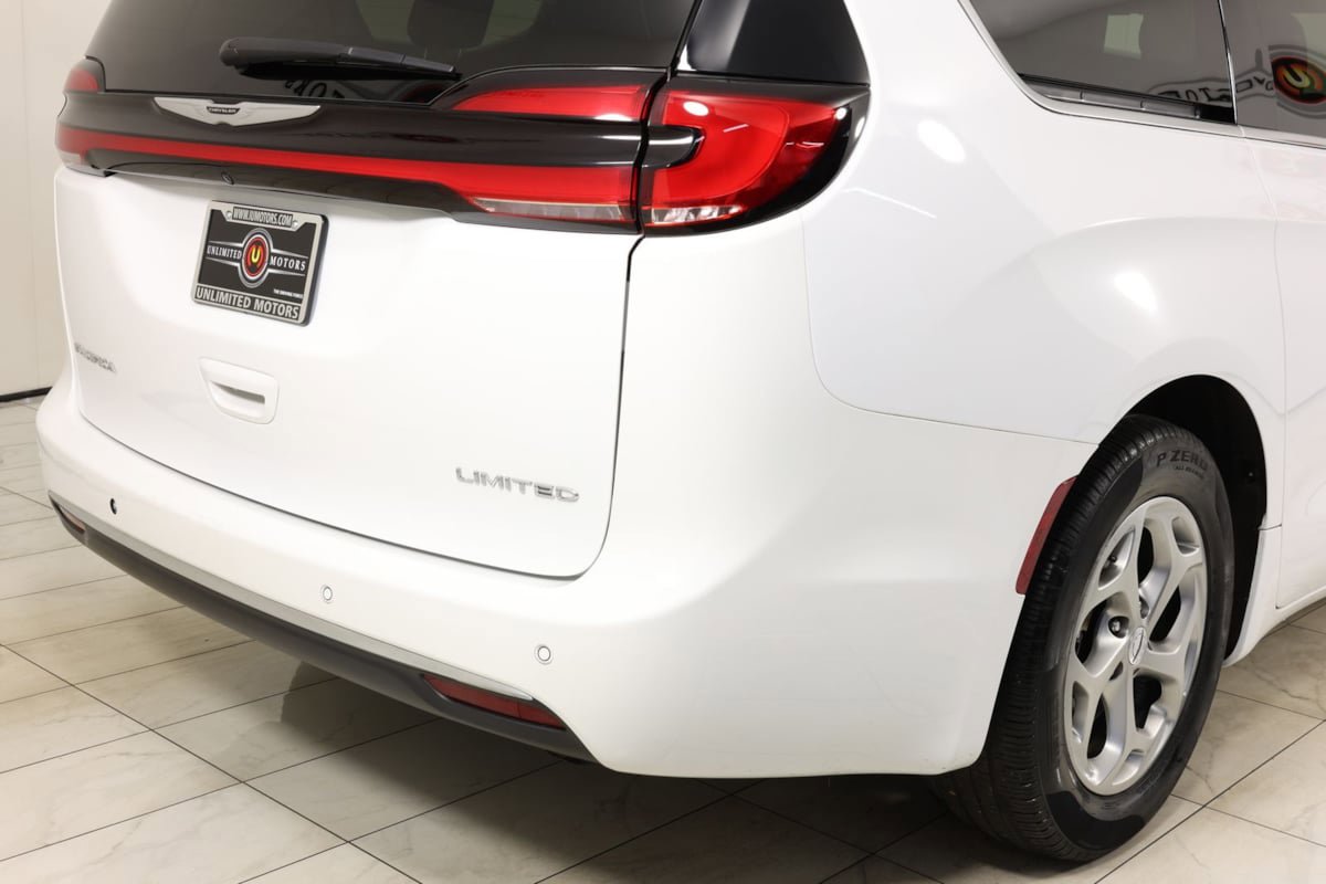 Used 2024 Chrysler Pacifica Limited FWD image 43
