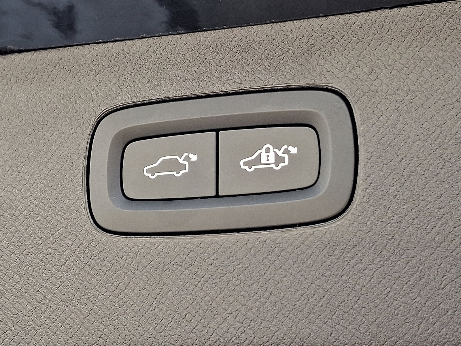 Certified 2024 Volvo XC90 B6 Plus image 32