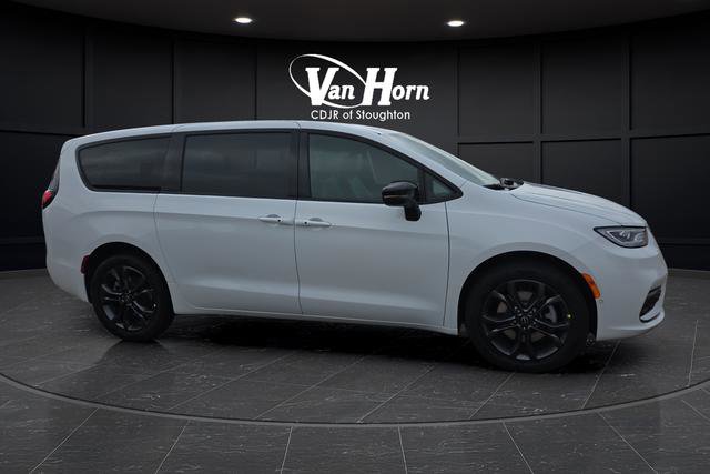 New 2026 Chrysler Pacifica Select image 2