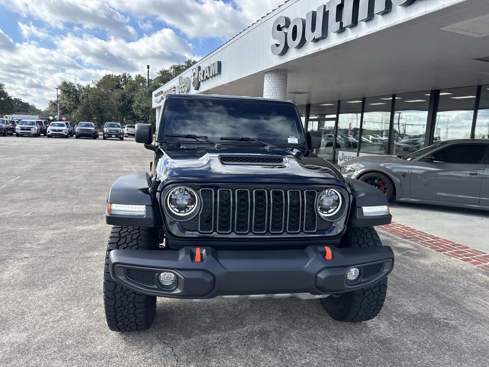 Used 2024 Jeep Gladiator Mojave w/ Convenience Group image 2