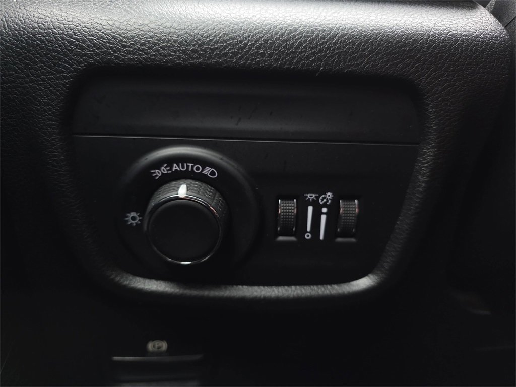 Used 2023 Jeep Grand Cherokee Laredo image 24