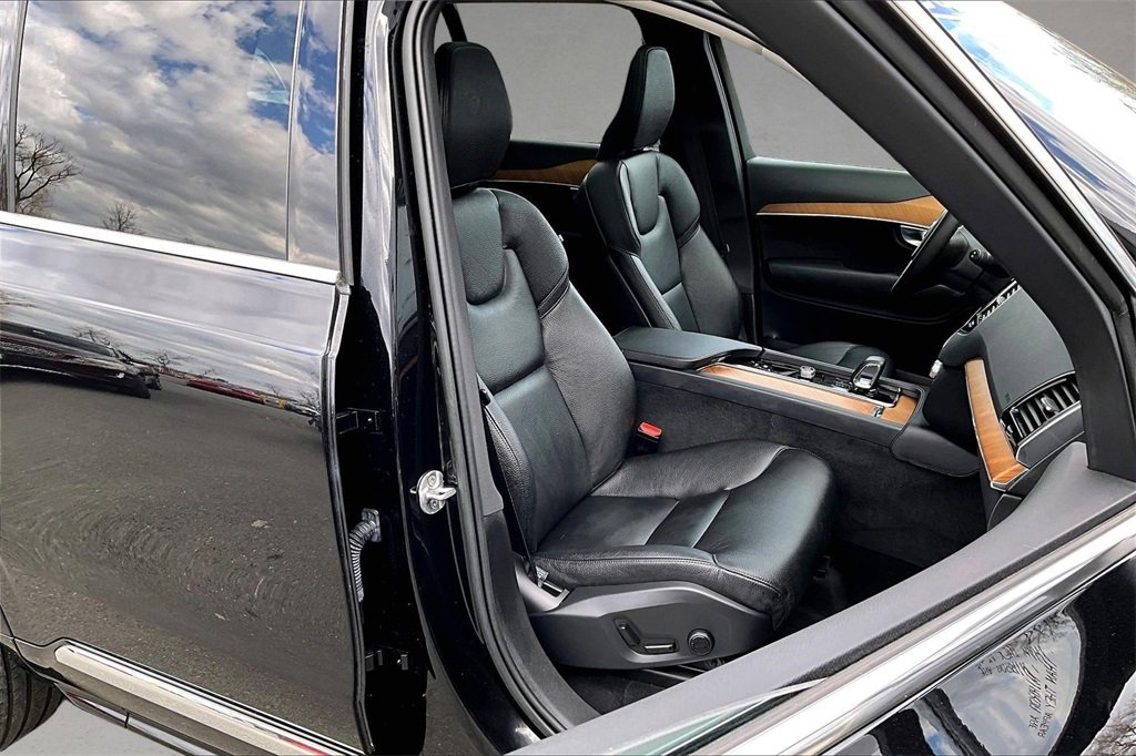 Certified 2023 Volvo XC90 B6 Plus image 29