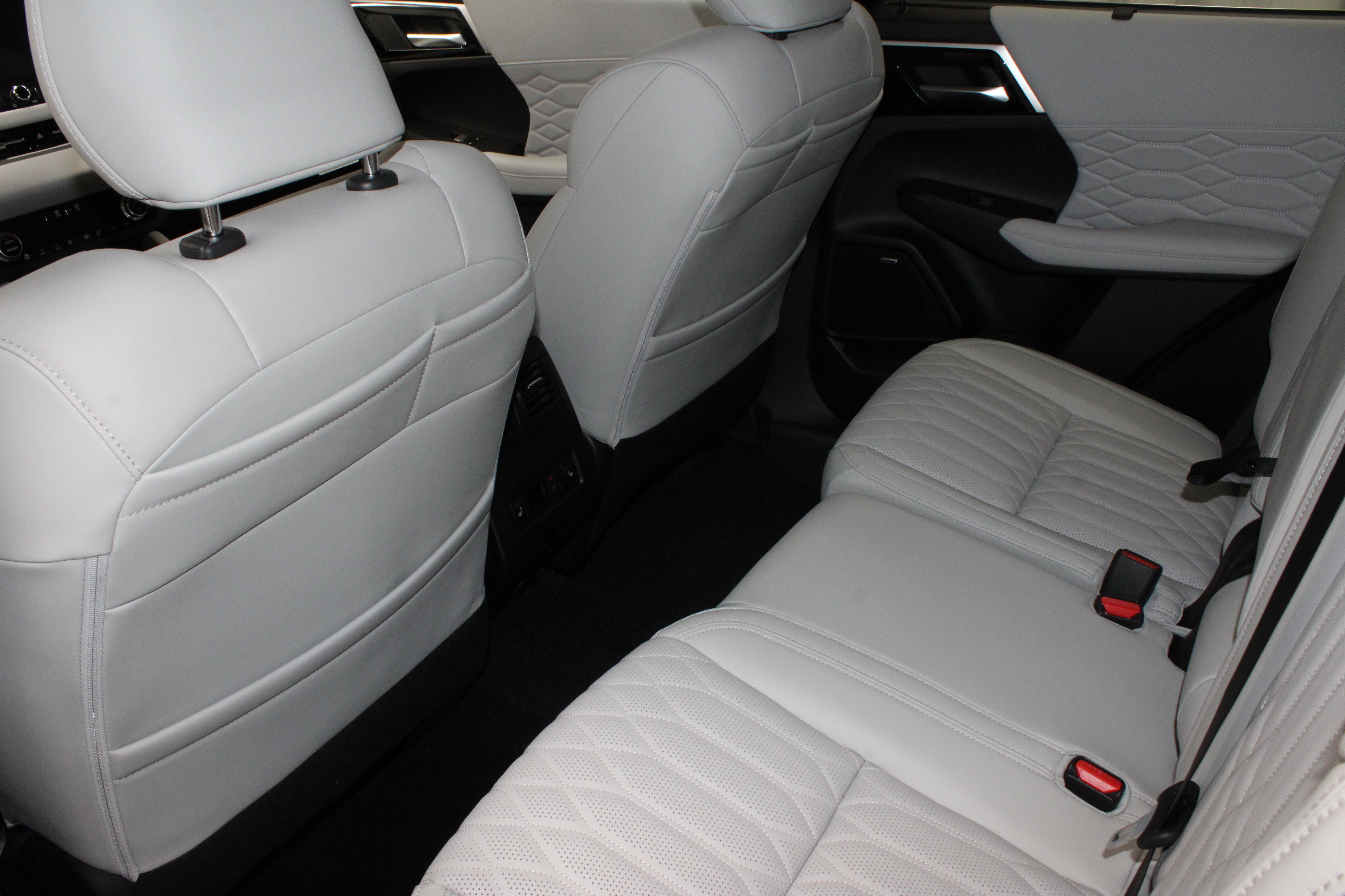 New 2025 Mitsubishi Outlander SEL image 13