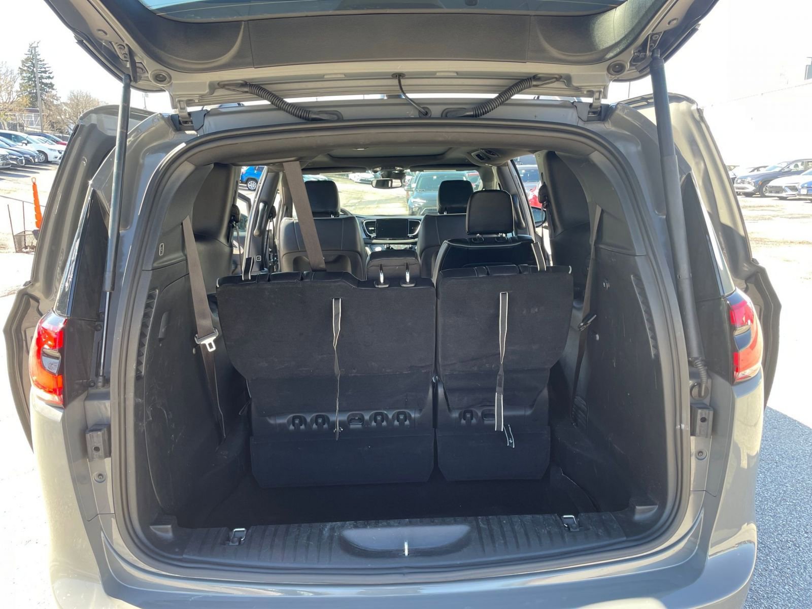 Used 2025 Chrysler Pacifica Limited image 33