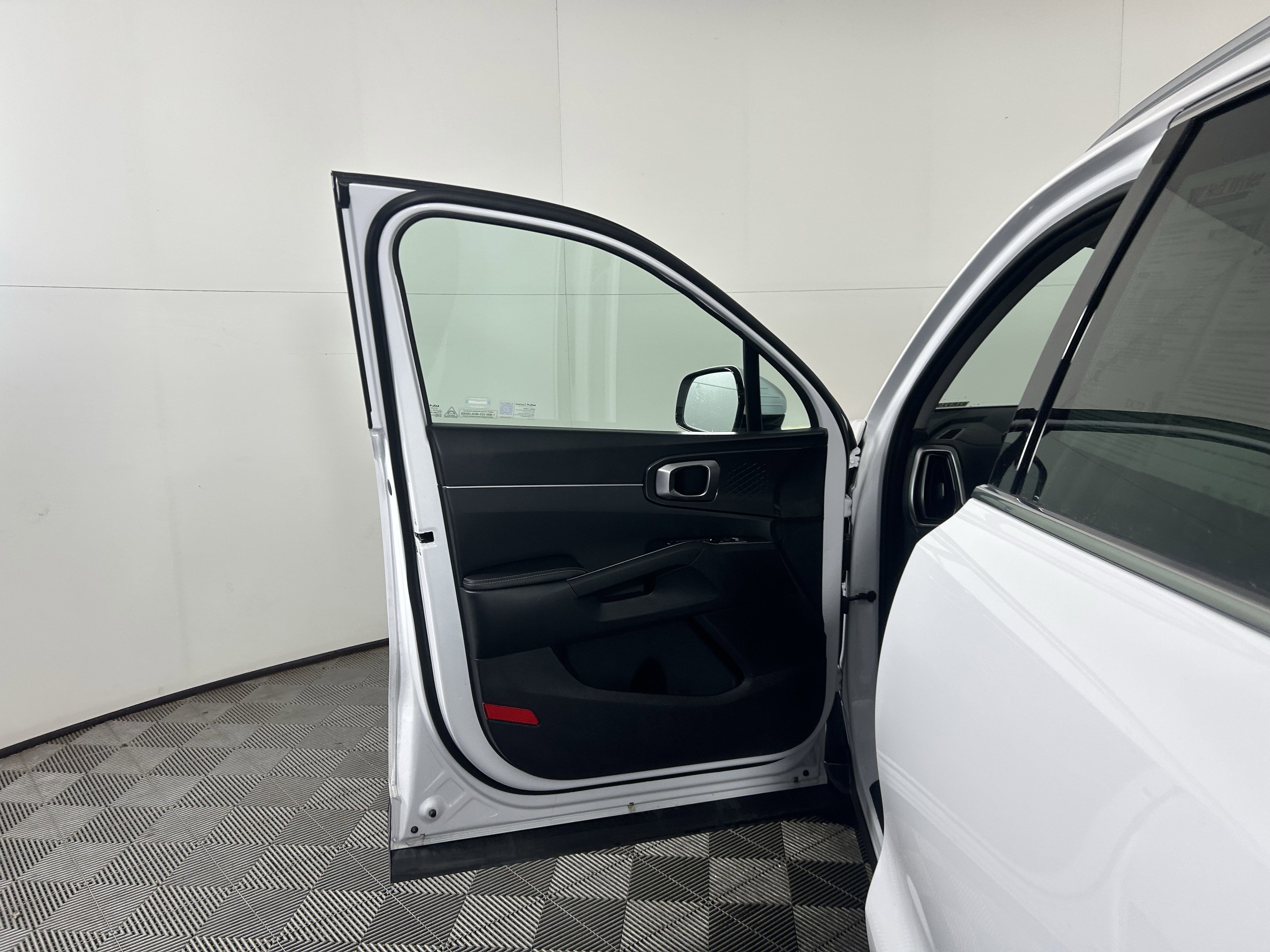 Used 2025 Kia Sorento S image 27