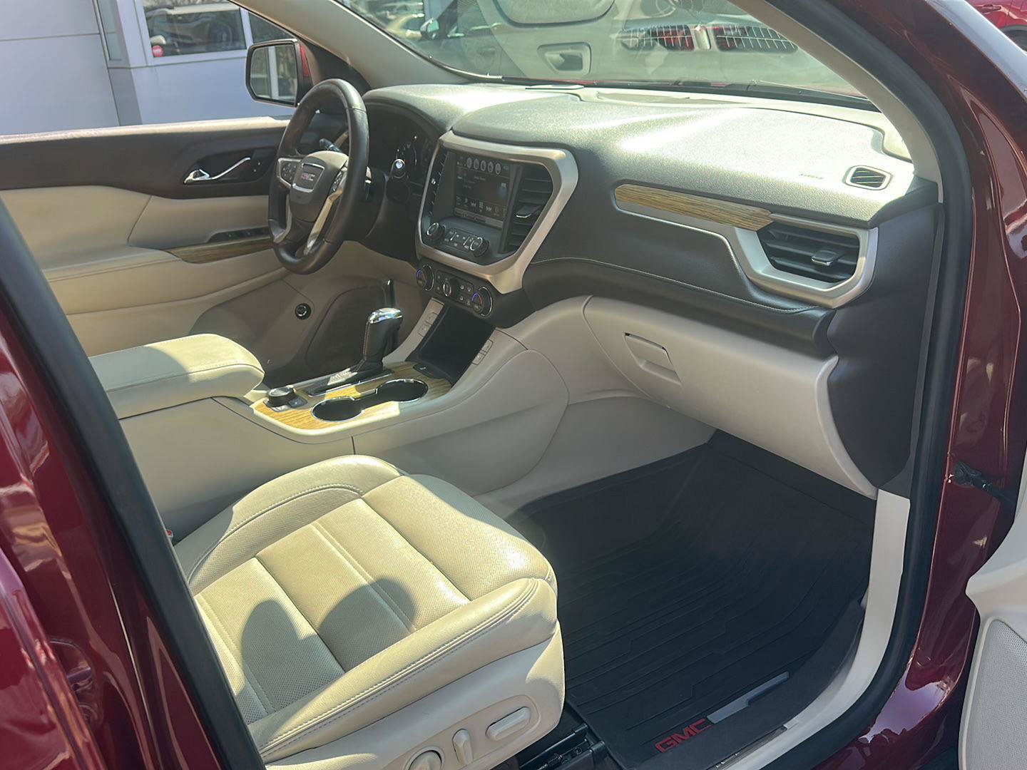 Used 2017 GMC Acadia Denali w/ Technology Package AWD/4WD image 10