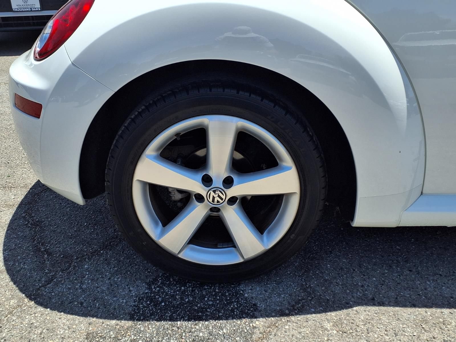 Used 2008 Volkswagen Beetle SE FWD image 5