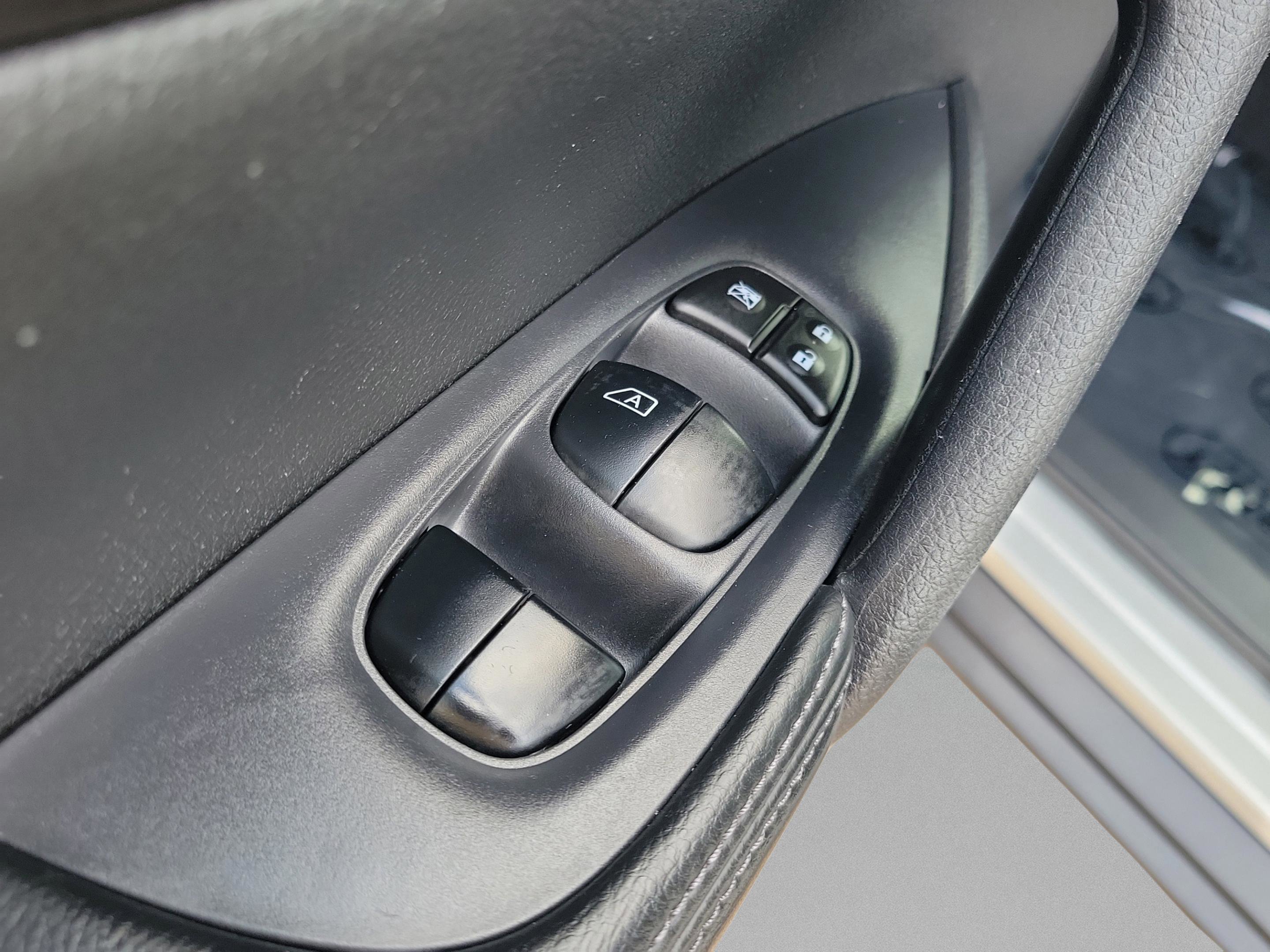 Used 2015 Nissan Rogue S w/ S Family Package image 13