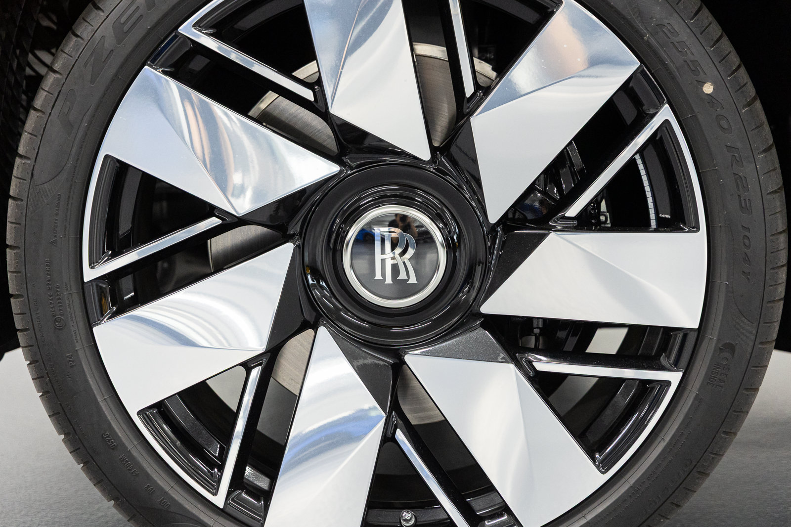 New 2027 Rolls-Royce Cullinan AWD/4WD image 18