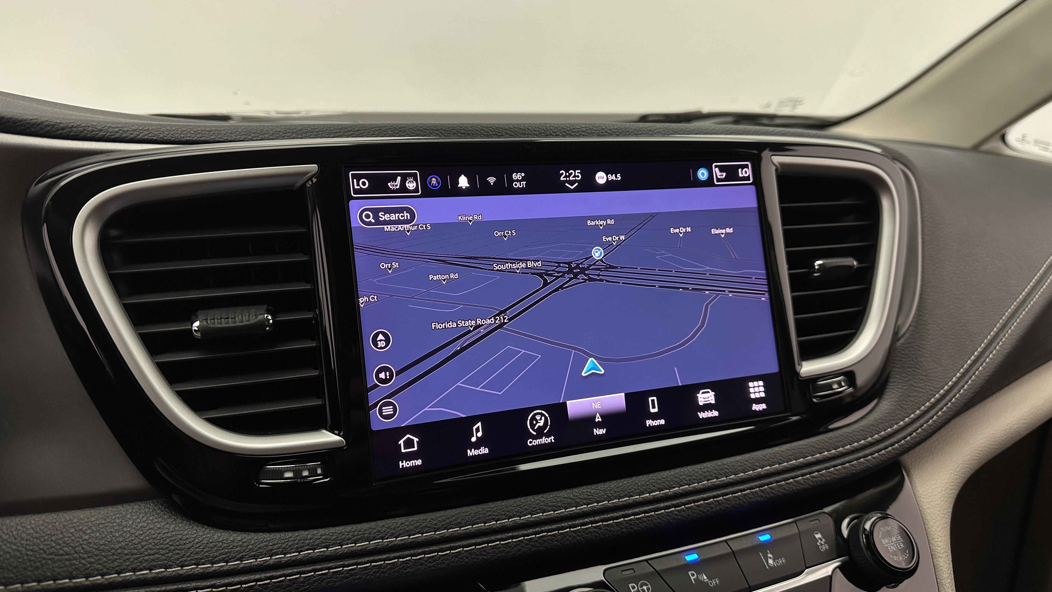 Used 2022 Chrysler Pacifica Touring-L w/ Uconnect Theater Family Group FWD image 17