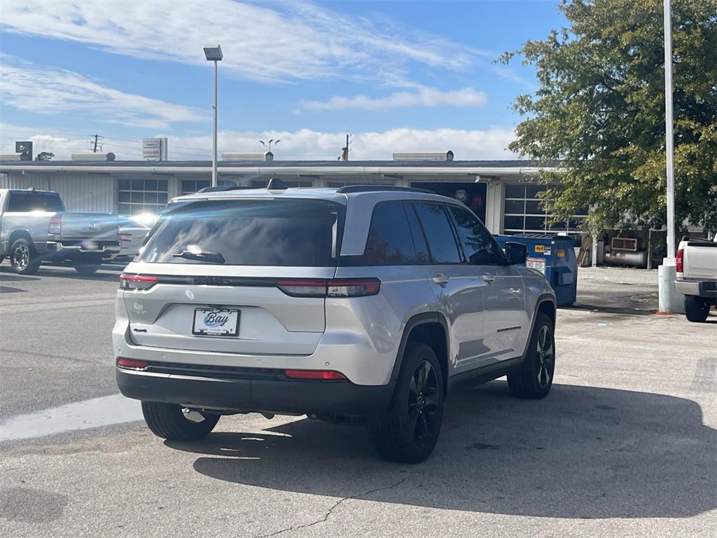 Used 2023 Jeep Grand Cherokee Altitude image 5