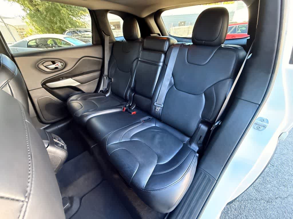 Used 2017 Jeep Cherokee Overland w/ Technology Group AWD/4WD image 14