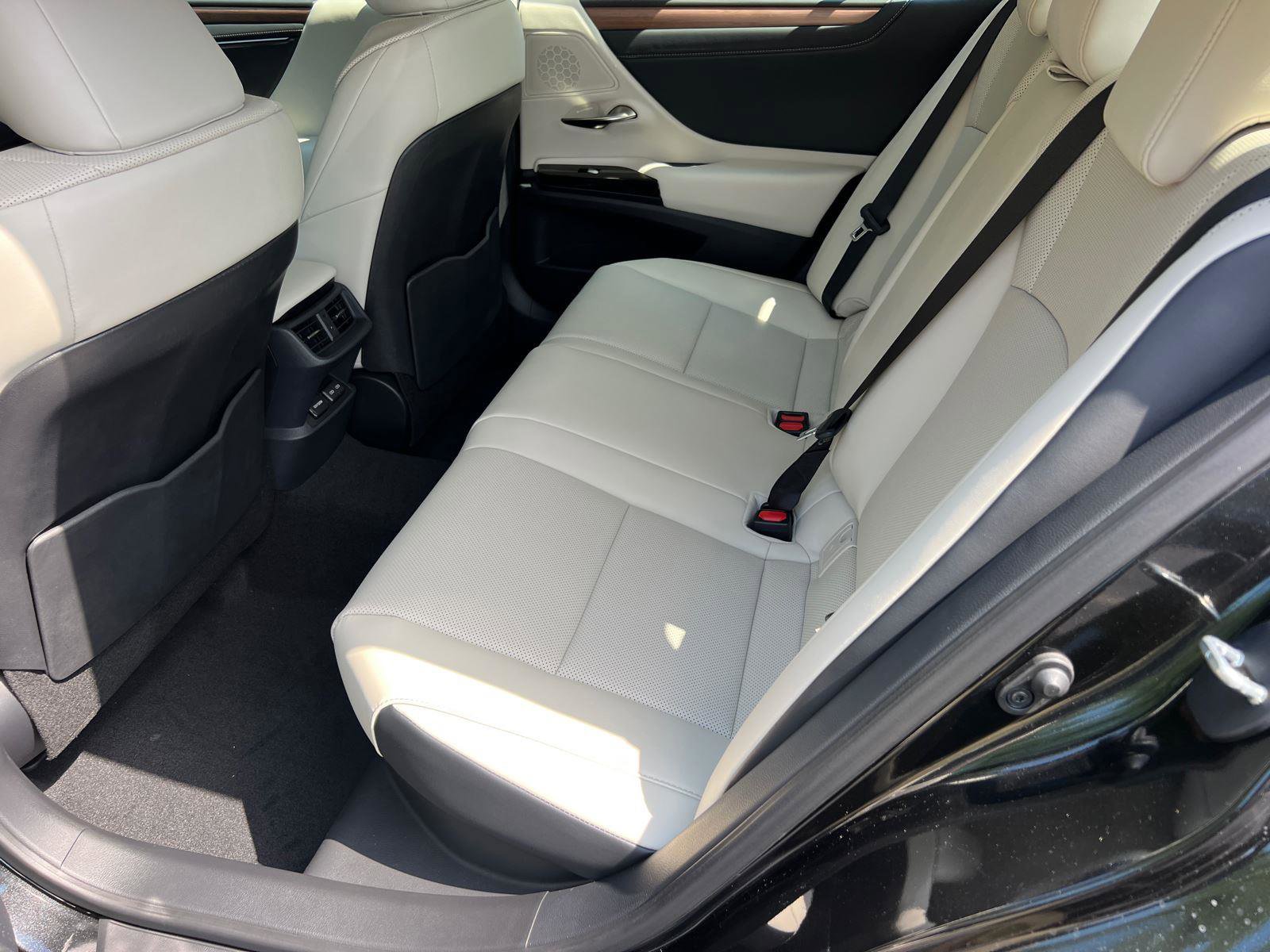 New 2025 Lexus ES 300h w/ Premium Package image 15